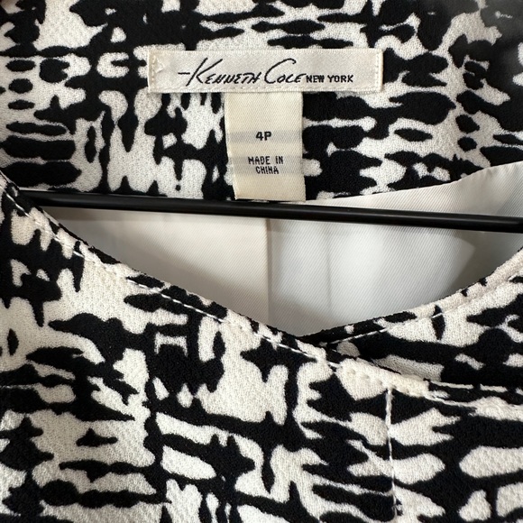 Black & White Abstract Pattern Cropped Style Jacket By Kenneth Cole Size 4 - Picture 9 of 10